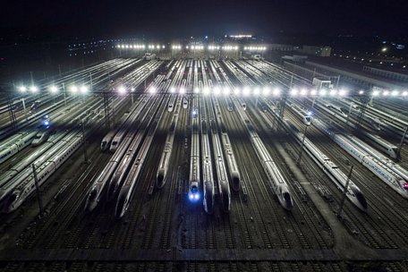  Xe lửa cao tốc trong bãi bảo trì ngày 18/1 ở Quảng Châu, tỉnh Quảng Đông chờ ngày Xuân vận - Ảnh: REUTERS