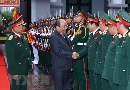 Thủ tướng Nguyễn Xuân Phúc với các tướng lĩnh, lãnh đạo Bộ Quốc phòng và Tổng cục 2. (Ảnh: Thống Nhất/TTXVN)