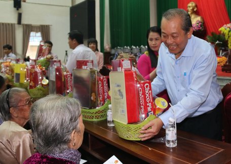 Phó Thủ tướng Thường trực Chính phủ Trương Hòa Bình thăm hỏi, tặng quà mẹ Việt Nam anh hùng tại Vĩnh Long.