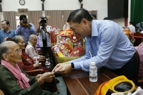 Bí thư Tỉnh ủy- Trần Văn Rón thăm hỏi, tặng quà các mẹ Việt Nam anh hùng.
