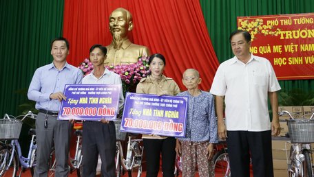 Hai gia đình chính sách được Phó Thủ tướng Trương Hòa Bình tặng nhà.
