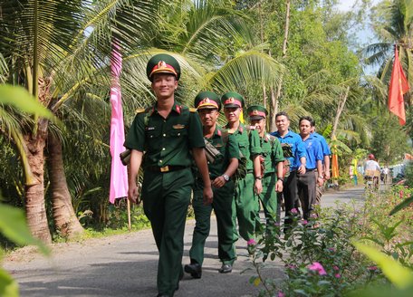 Hành quân về địa điểm tổ chức Tết Quân dân.