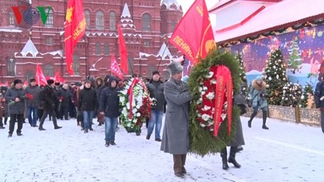 Hàng trăm người với những lá cờ đỏ búa liềm, khẩu hiệu, cùng những bó hoa tươi thắm trên tay, đã tập trung cạnh Bảo tàng Lịch sử, trên Quảng trường đỏ để vào lăng viếng lãnh tụ Lenin.