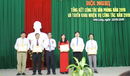 Ông Lê Quang Trung- Phó Chủ tịch Thường trực UBND tỉnh trao bằng khen cho 5 tập thể có thành tích xuất sắc, tiêu biểu trong công tác năm 2017.