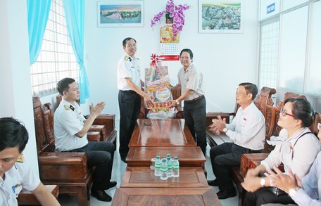 Đại tá Nguyễn Hữu Thạc (trái) đến chúc tết tại Báo Vĩnh Long. Tiếp đoàn có ông Nguyễn Hữu Khánh (phải)- Phó Tổng Biên tập Báo Vĩnh Long