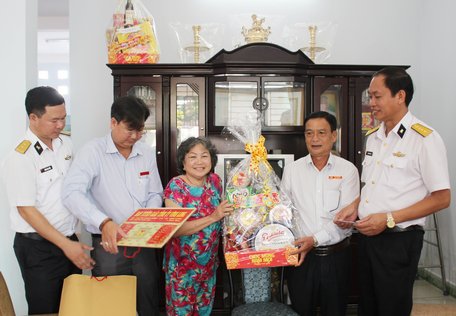 Nhà máy X55 Hải quân và Ban Tuyên giáo Tỉnh ủy đến thăm và tặng quà bà Huỳnh Thị Sáu- nguyên Ủy viên Ban Tuyên giáo Tỉnh ủy.