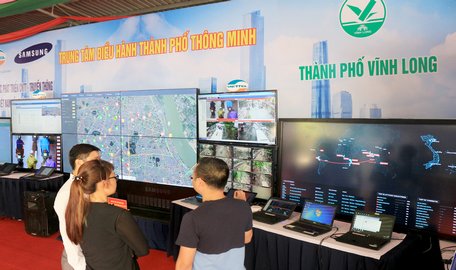 Viettel đang đầu tư mạnh cho nghiên cứu phát triển về trung tâm điều hành thành phố thông minh. Ảnh chụp tại hội thảo“Hợp tác phát triển công nghệ thông tin- truyền thông Việt Nam lần thứ 22” tại Vĩnh Long.