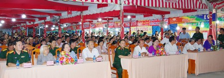 Đại biểu và người dân dự chương trình khai mạc Tết Quân dân.