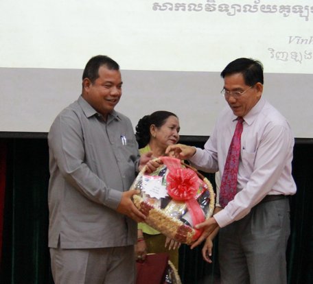 Trường ĐH Cửu Long tặng quà lưu niệm cho đoàn cán bộ tỉnh Kampong Speu.