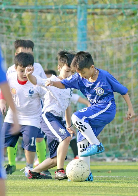 Tiền đạo Khánh Duy (9, lớp 4/2) cầu thủ ghi 15 bàn sau 3 trận đấu của giải học sinh Trường Tiểu học Hùng Vương, nhằm chuẩn bị cho giải đấu này. 