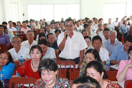 Người dân TP Vĩnh Long đề đạt ý kiến với đồng chí Bí thư Tỉnh ủy tại buổi đối thoại.