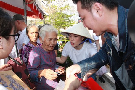  Ca sĩ Mỹ Tâm trực tiếp trao phát quà tận tay cho 200 hộ nghèo ở Trà Ôn và Tam Bình.