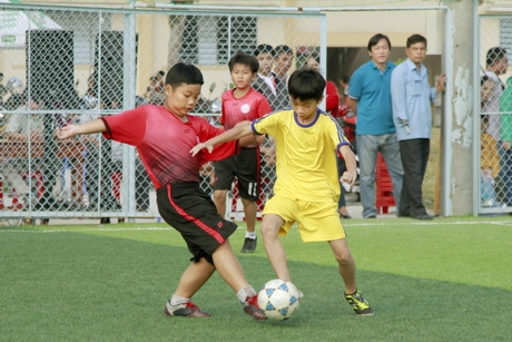 Pha tranh bóng trận Trường TH Trần Đại Nghĩa (áo vàng) gặp Trường TH Nguyễn Du.
