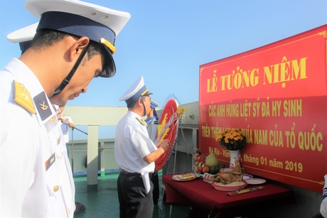 Đại tá Nguyễn Quốc Văn thành kính thắp hương tại lễ tưởng niệm các anh hùng liệt sĩ đã hy sinh trên thềm lục địa phía Nam.