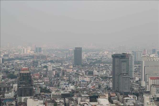 Khói mù ô nhiễm bao phủ bầu trời Bangkok, Thái Lan. Ảnh: THX/TTXVN