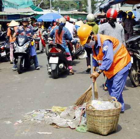 Công nhân vệ sinh tất bật dọn dẹp đường phố để đón giao thừa.