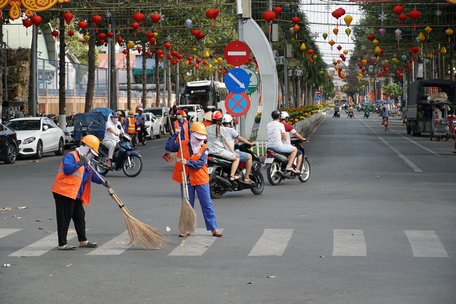 Tại TP Vĩnh Long, công nhân vệ sinh quét dọn đang tất bật quét dọn trên các tuyến đường.