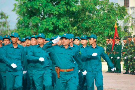 Lực lượng dân quân tự vệ vững mạnh, rộng khắp. Trong ảnh: Lực lượng tự vệ Công ty TNHH Tỷ Xuân- doanh nghiệp có vốn đầu tư nước ngoài đầu tiên ở khu vực các tỉnh- thành thuộc Quân khu 9 thành lập.