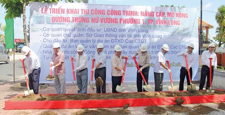  Chủ tịch UBND tỉnh - Nguyễn Văn Quang cùng các đại biểu làm lễ động thổ khởi công dự án nâng cấp, mở rộng đường Trưng Nữ Vương.