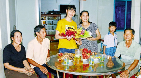 Trương Thị Kim Tuyền cùng gia đình trong ngày vui Tết Mậu Tuất 2018.