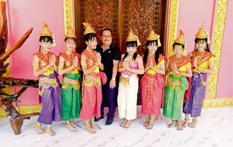 Nghệ sĩ Duy Cường biên đạo múa cho các em học sinh ở Long Vĩnh, Duyên Hải, Trà Vinh.