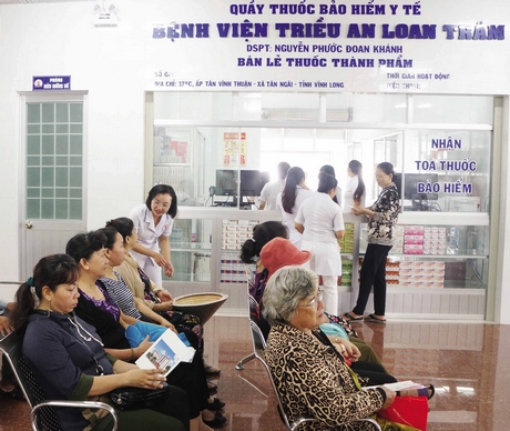 Bệnh viện Đa khoa Triều An Loan Trâm thăm khám cho bệnh nhân có thẻ BHYT. Ảnh: THÚY QUYÊN
