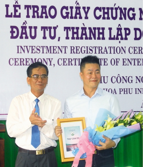 Trong ảnh: Ông Lê Quang Trung- Phó Chủ tịch Thường trực UBND tỉnh-  trao thư cảm ơn, chúc mừng doanh nghiệp thành lập mới.