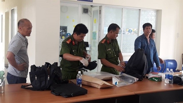 Lực lượng Công an tỉnh Đồng Nai thu giữ gói tiền và nhiều dụng cụ gây án của hai tên cướp.