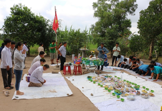 Buổi cúng Việc lề tại gia đình ông Dương Văn Công, có truyền thống cúng vào mùng 4 tết, những dòng họ khác sẽ thực hiện vào những ngày khác trong tháng Giêng âm lịch