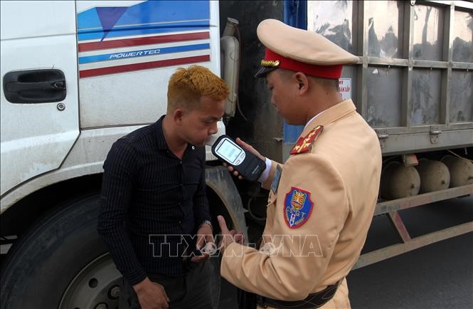 Cảnh sát giao thông Công an tỉnh Lào Cai thực hiện kiểm tra nồng độ cồn với lái xe tham gia giao thông trên đại lộ Trần Hưng Đạo, thành phố Lào Cai. Ảnh: Quốc Khánh/TTXVN