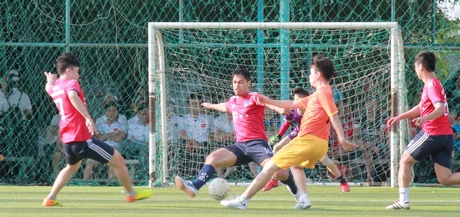Pha tranh bóng trong trận Công ty CPDP OPC (áo cam) thắng BVĐK Xuyên Á 7-0.