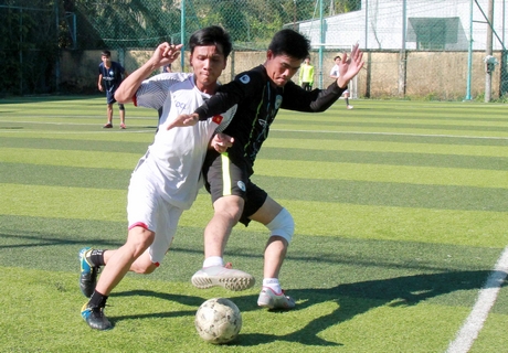 Pha tranh bóng trong trận Công ty CPDP Cửu Long (áo trắng) thắng BV Tâm thần + Lao phổi 3-1.