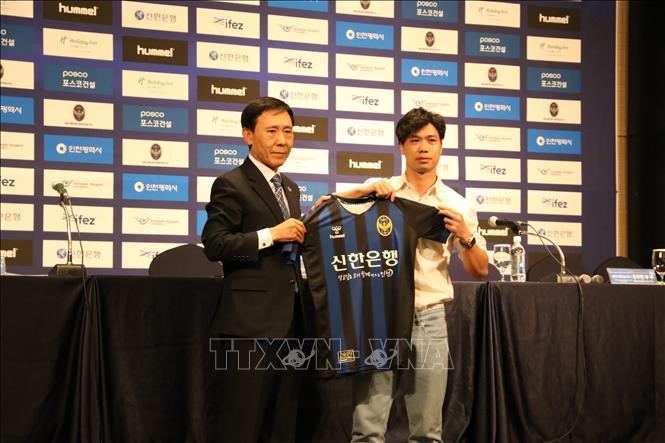 Chủ tịch Câu lạc bộ bóng đá Incheon United trao áo thi đấu cho Công Phượng. Ảnh: Mạnh Hùng/TTXVN