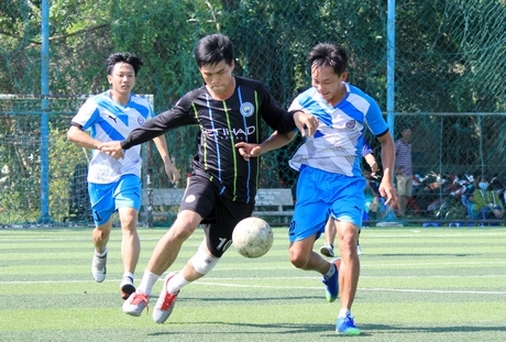 Pha tranh bóng trong trận bán kết TTYT Bình Tân (áo trắng sọc) thắng BV Tâm thần + Lao phổi 7-0.