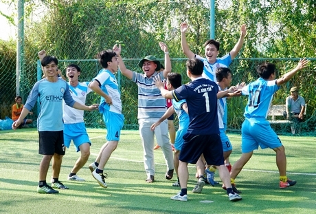 Niềm vui chiến thắng của đội TTYT Bình Tân.