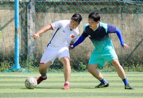 Pha tranh bóng trong trận bán kết giữa Công ty CPDP Cửu Long- TTYT TX Bình Minh 4-2.