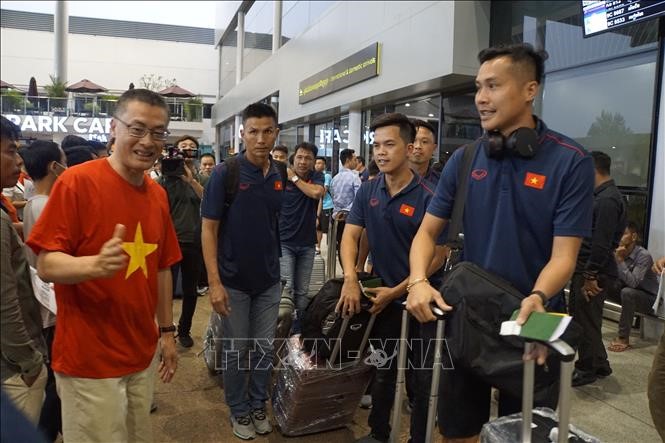 Đại sứ Việt Nam tại Campuchia Vũ Quang Minh (trái) đón đoàn tại sân bay quốc tế Phnom Penh. Ảnh: Nhóm P/v TTXVN tại Campuchia