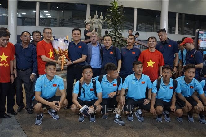Đội tuyển U22 chụp ảnh lưu niệm với người hâm mộ ra đón đoàn tại sân bay quốc tế Phnom Penh. Ảnh: Nhóm P/v TTXVN tại Campuchia