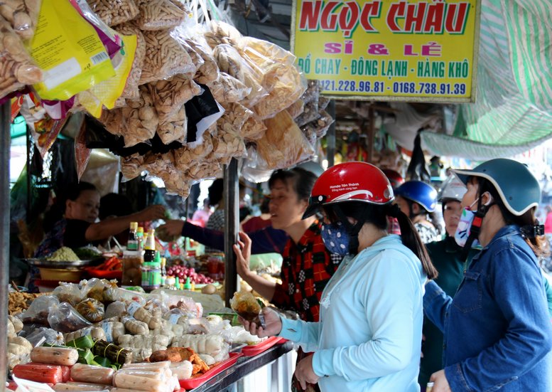Khu bán thực phẩm chay và rau củ quả tại chợ Vĩnh Long nghẹt khách.