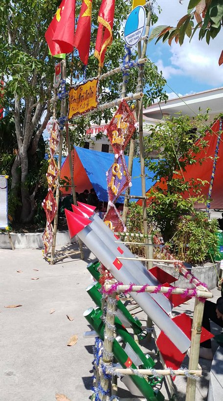 Một cổng trại của huyện Mang Thít ấn tượng với mô hình tên lửa.