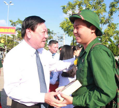 Bí thư Tỉnh ủy- Trần Văn Rón tặng quà và động viên tân binh TX Bình Minh trước khi lên đường nhập ngũ.