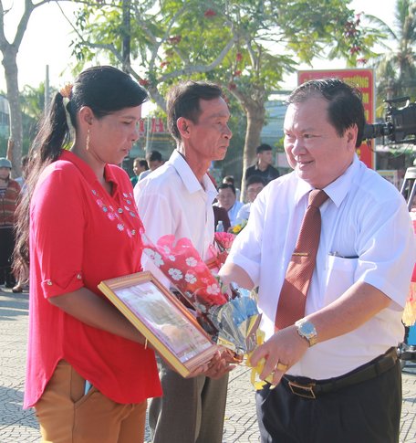 Chủ tịch UBND tỉnh- Nguyễn Văn Quang tặng bằng khen cho các gia đình tiêu biểu trong công tác tuyển quân của TX Bình Minh.