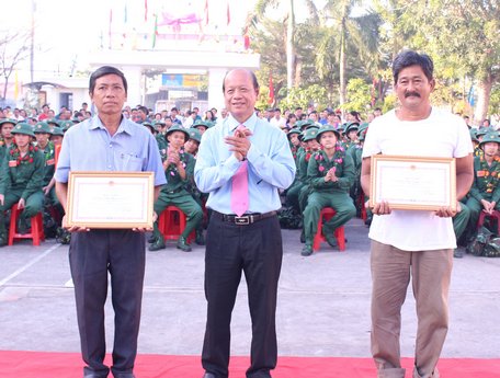  Phó Bí thư Thường trực Tỉnh ủy- Trương Văn Sáu tặng bằng khen cho các gia đình tiêu biểu trong công tác tuyển quân của TP Vĩnh Long.