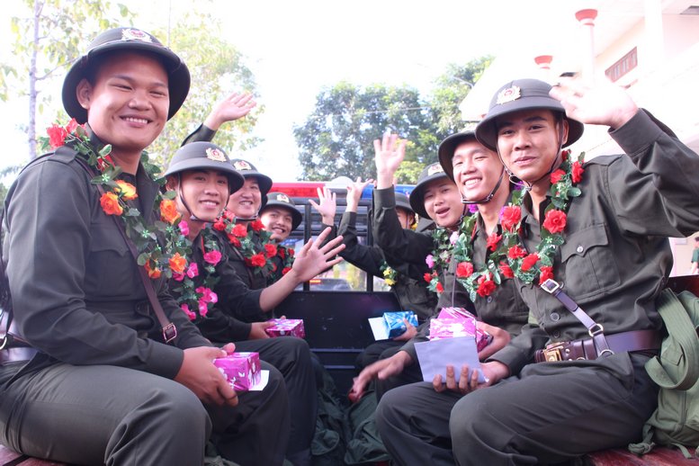 Các tân binh thực hiện nghĩa vụ công an của TP Vĩnh Long lên đường nhập ngũ trong niềm vui và sự phấn khởi.
