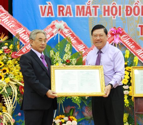 PGS.TS Lương Minh Cừ  nhận quyết định của UBND tỉnh về việc công nhận là hiệu trưởng trường.