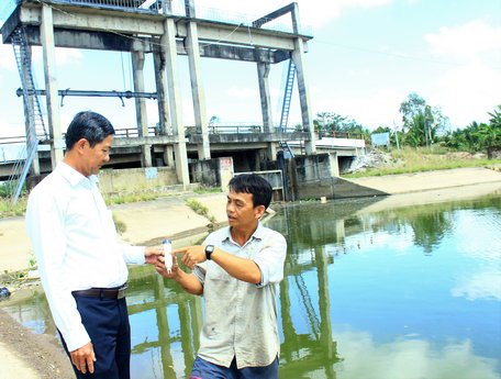 Hiện nay hơn 100 cống của tỉnh đã được đóng do độ mặn ngoài sông đang tăng cao và cán bộ ngành nông nghiệp thường xuyên theo dõi độ mặn nguồn nước.