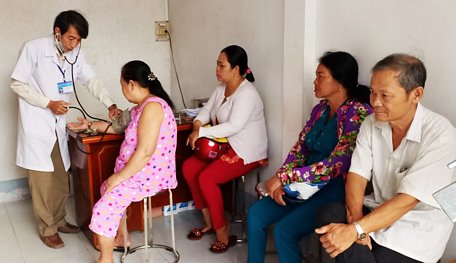 BS Nguyễn Ngọc Thơ- Chủ tịch Hội Đông y TX Bình Minh- thăm khám cho bệnh nhân.