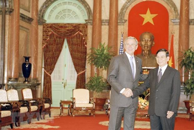  Chủ tịch nước Nguyễn Minh Triết đón và hội đàm với Tổng thống Hoa Kỳ George W. Bush tại Phủ Chủ tịch, trong chuyến thăm chính thức Việt Nam và tham dự Hội nghị Cấp cao APEC từ ngày 17-20/11/2006. (Ảnh: Nguyễn Khang/TTXVN)