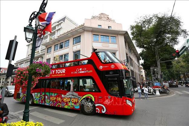 Chú thích ảnh Các tuyến xe buýt cao tầng chở khách du lịch tham quan Hà Nội. 