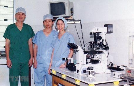  Vợ chồng bác sỹ Hồ Mạnh Tường và Vương Thị Ngọc Lan tại Khoa Hiếm muộn của bệnh viện Từ Dũ năm 1999. (Ảnh: TTXVN phát)